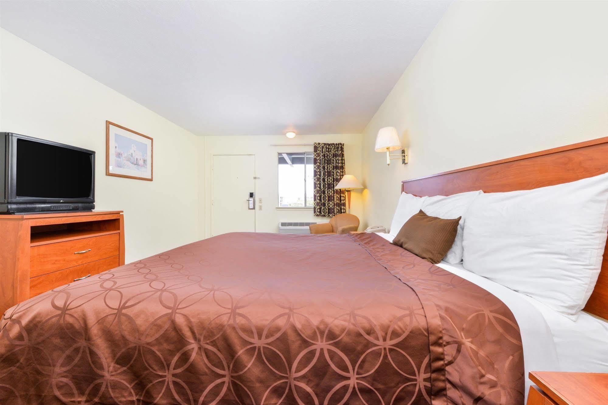 Days Inn By Wyndham Albuquerque Northeast Экстерьер фото