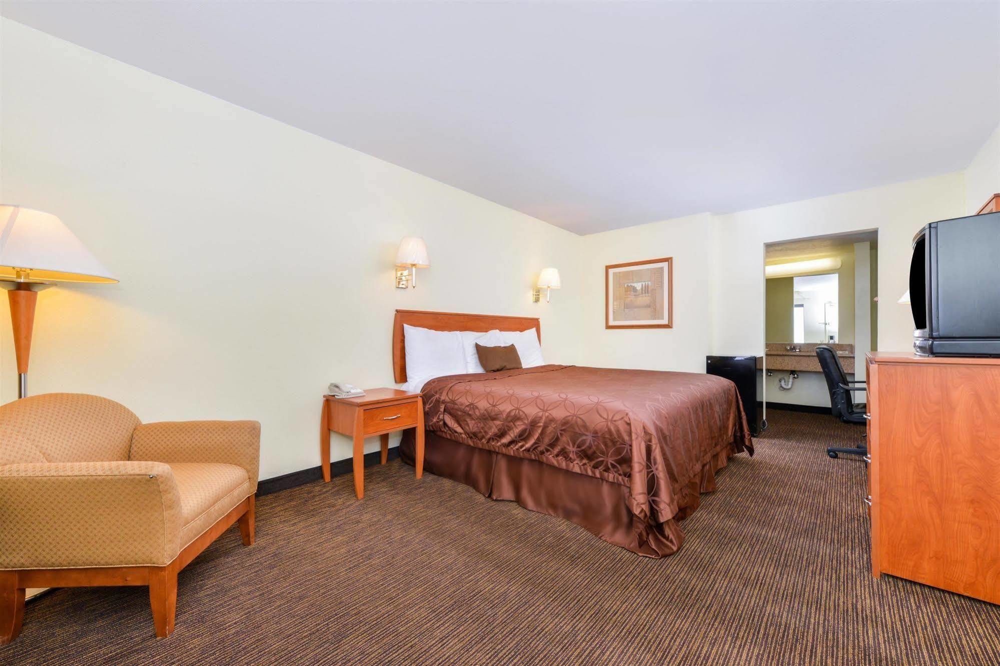Days Inn By Wyndham Albuquerque Northeast Экстерьер фото